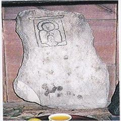 弥陀三尊種子板碑の写真